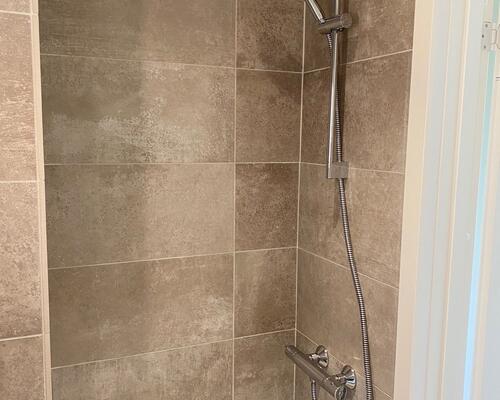 Gennemgribende istandsat (fordelt på stue og høj kælder)