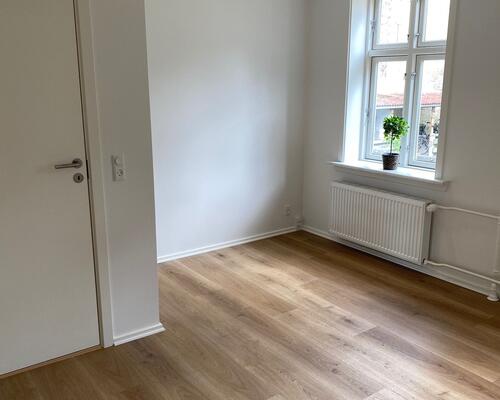 Gennemgribende istandsat (fordelt på stue og høj kælder)