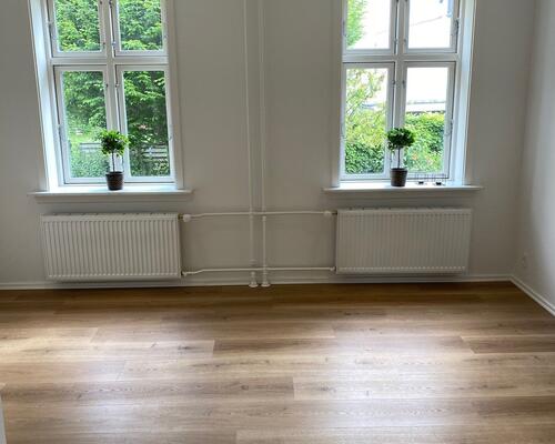 Gennemgribende istandsat (fordelt på stue og høj kælder)