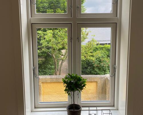 Gennemgribende istandsat (fordelt på stue og høj kælder)