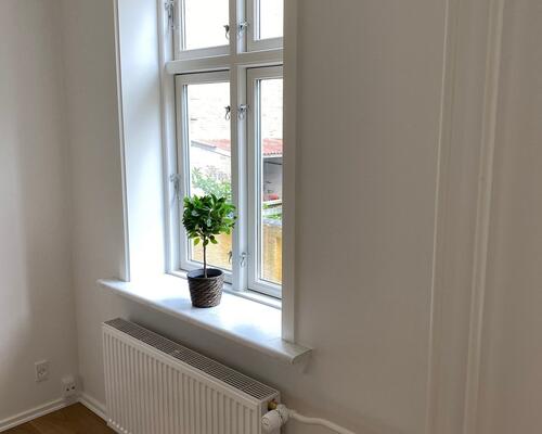 Gennemgribende istandsat (fordelt på stue og høj kælder)