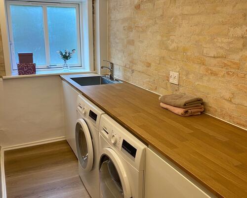 Gennemgribende istandsat (fordelt på stue og høj kælder)