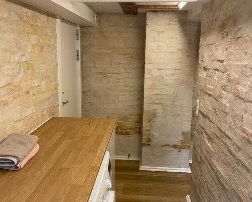 Gennemgribende istandsat (fordelt på stue og høj kælder)