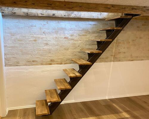 Gennemgribende istandsat (fordelt på stue og høj kælder)