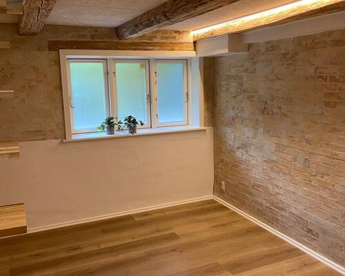 Gennemgribende istandsat (fordelt på stue og høj kælder)