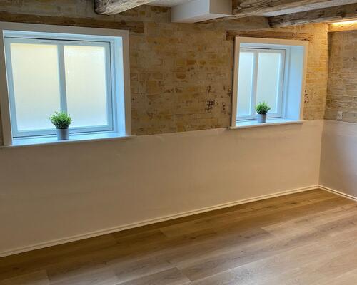 Gennemgribende istandsat (fordelt på stue og høj kælder)