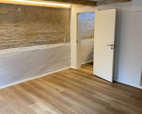 Gennemgribende istandsat (fordelt på stue og høj kælder)