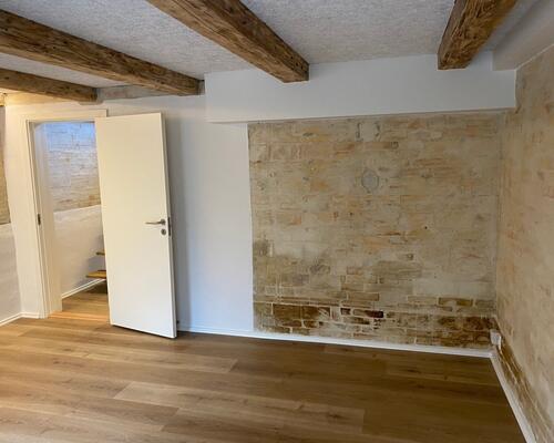 Gennemgribende istandsat (fordelt på stue og høj kælder)