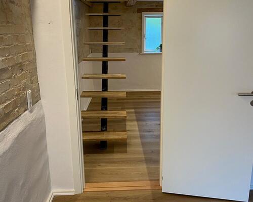 Gennemgribende istandsat (fordelt på stue og høj kælder)