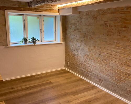 Gennemgribende istandsat (fordelt på stue og høj kælder)