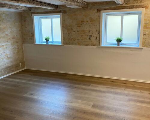 Gennemgribende istandsat (fordelt på stue og høj kælder)