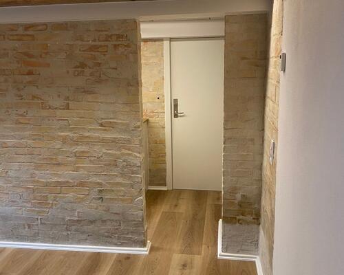 Gennemgribende istandsat (fordelt på stue og høj kælder)