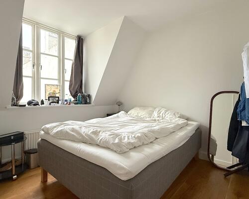 Rummelig lejlighed i to plan i hjertet af København