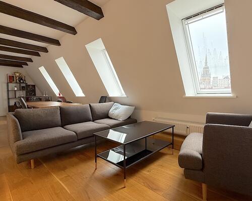 Rummelig lejlighed i to plan i hjertet af København