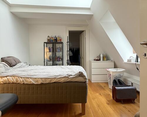 Rummelig lejlighed i to plan i hjertet af København