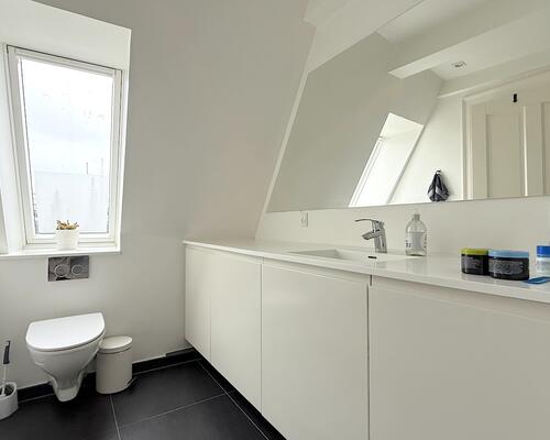 Rummelig lejlighed i to plan i hjertet af København