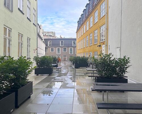 Rummelig lejlighed i to plan i hjertet af København