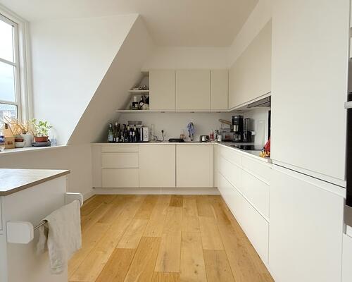 Rummelig lejlighed i to plan i hjertet af København