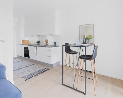 Lys toværelses lejlighed med køkken og stue i åben forbindelse, soveværelse, bad samt stor entré. Lejligheden har egen altan/terrasse. Til boligen hører eget skur.