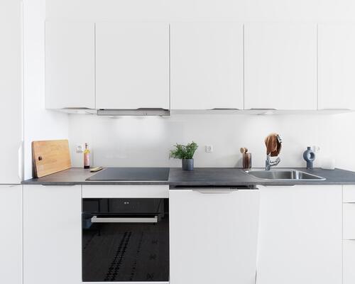 Lys toværelses lejlighed med køkken og stue i åben forbindelse, soveværelse, bad samt stor entré. Lejligheden har egen altan/terrasse. Til boligen hører eget skur.