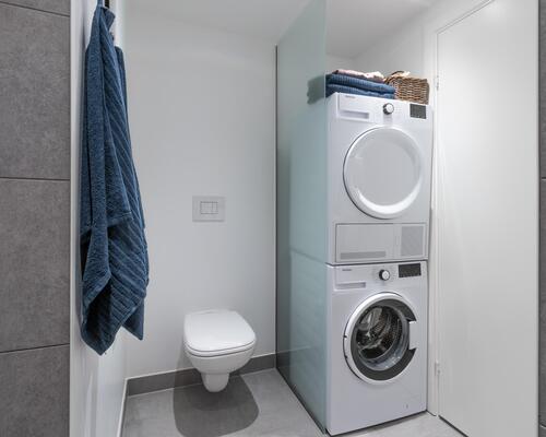 Lys toværelses lejlighed med køkken og stue i åben forbindelse, soveværelse, bad samt stor entré. Lejligheden har egen altan/terrasse. Til boligen hører eget skur.