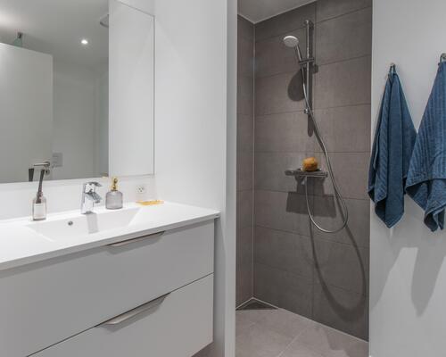 Lys toværelses lejlighed med køkken og stue i åben forbindelse, soveværelse, bad samt stor entré. Lejligheden har egen altan/terrasse. Til boligen hører eget skur.