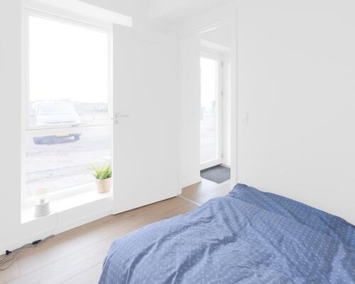 Lys toværelses lejlighed med køkken og stue i åben forbindelse, soveværelse, bad samt stor entré. Lejligheden har egen altan/terrasse. Til boligen hører eget skur.