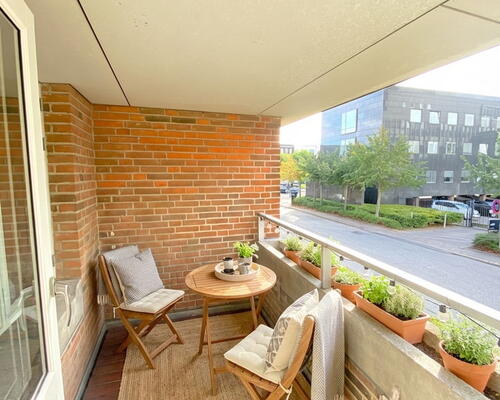 Stor 2-værelses med altan, samt gode parkeringsmuligheder