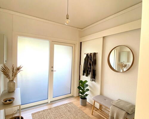 Stor 2-værelses med altan, samt gode parkeringsmuligheder