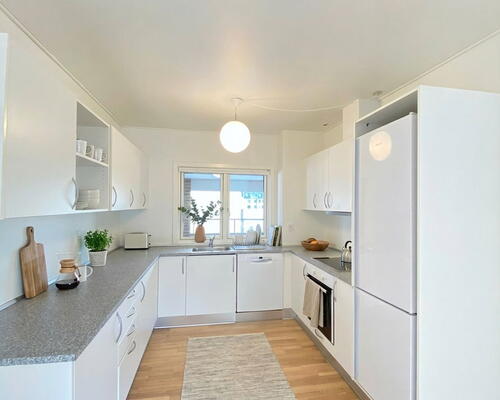 Stor 2-værelses med altan, samt gode parkeringsmuligheder