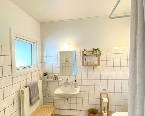 Stor 2-værelses med altan, samt gode parkeringsmuligheder