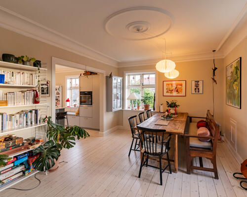 Stor og velholdt lejlighed i attraktiv adresse- møbleret