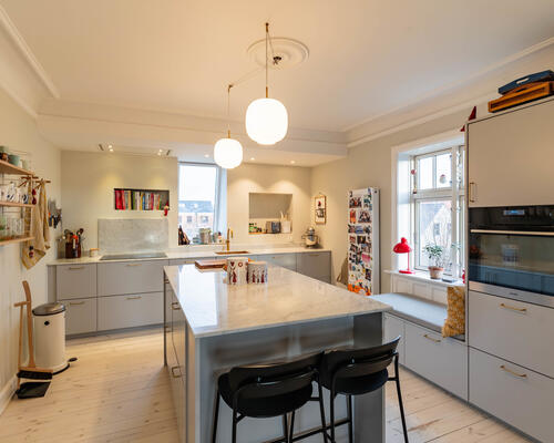 Stor og velholdt lejlighed i attraktiv adresse- møbleret