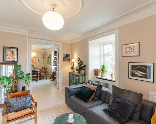 Stor og velholdt lejlighed i attraktiv adresse- møbleret