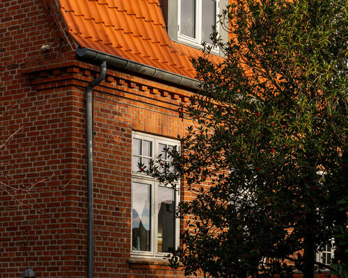 Stor og velholdt lejlighed i attraktiv adresse- møbleret