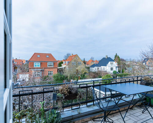 Stor og velholdt lejlighed i attraktiv adresse- møbleret