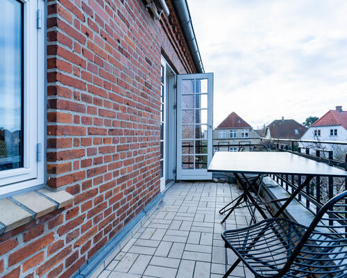 Stor og velholdt lejlighed i attraktiv adresse- møbleret