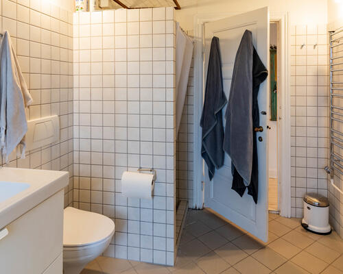 Stor og velholdt lejlighed i attraktiv adresse- møbleret