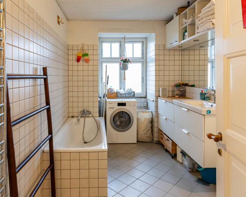 Stor og velholdt lejlighed i attraktiv adresse- møbleret