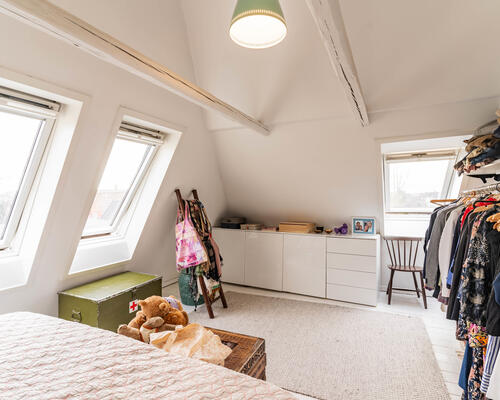 Stor og velholdt lejlighed i attraktiv adresse- møbleret