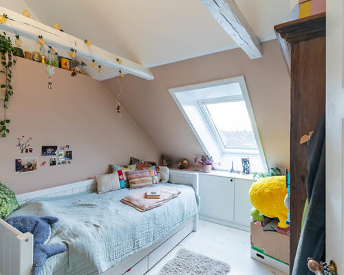 Stor og velholdt lejlighed i attraktiv adresse- møbleret