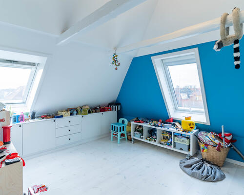 Stor og velholdt lejlighed i attraktiv adresse- møbleret