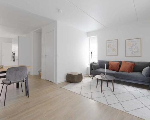 Stort 3-værelses rækkehus i 2-plan. Obs. alle billeder, plantegninger og visualiseringer er vejledende. Denne bolig er spejlvendt ift. plantegningen.