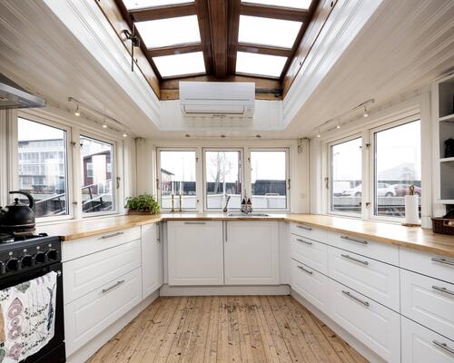 Super flot og smagfuldt møbleret husbåd | København K