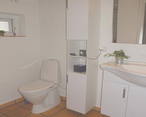 I fredet ejendom - centralt og roligt beliggende nyistandsat, charmerende hjørnelejlighed i 2 etager med direkte adgang til hyggelig terrasse og P-plads - et stenkast til indkøb, park og hyggelig havn med gode caféer og restauranter.