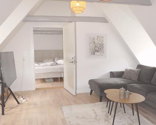 I fredet ejendom - centralt og roligt beliggende nyistandsat, charmerende hjørnelejlighed i 2 etager med direkte adgang til hyggelig terrasse og P-plads - et stenkast til indkøb, park og hyggelig havn med gode caféer og restauranter.