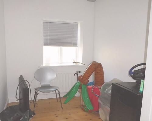 I fredet ejendom - centralt og roligt beliggende nyistandsat, charmerende hjørnelejlighed i 2 etager med direkte adgang til hyggelig terrasse og P-plads - et stenkast til indkøb, park og hyggelig havn med gode caféer og restauranter.