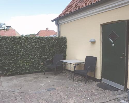 I fredet ejendom - centralt og roligt beliggende nyistandsat, charmerende hjørnelejlighed i 2 etager med direkte adgang til hyggelig terrasse og P-plads - et stenkast til indkøb, park og hyggelig havn med gode caféer og restauranter.