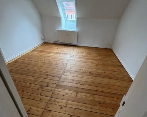 Hyggelig 2-værelses i Aalborg C med kombi vask/tør og charmerende skråvægge.