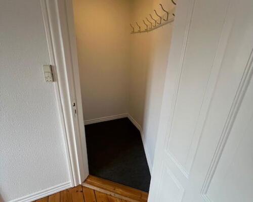 Hyggelig 2-værelses i Aalborg C med kombi vask/tør og charmerende skråvægge.